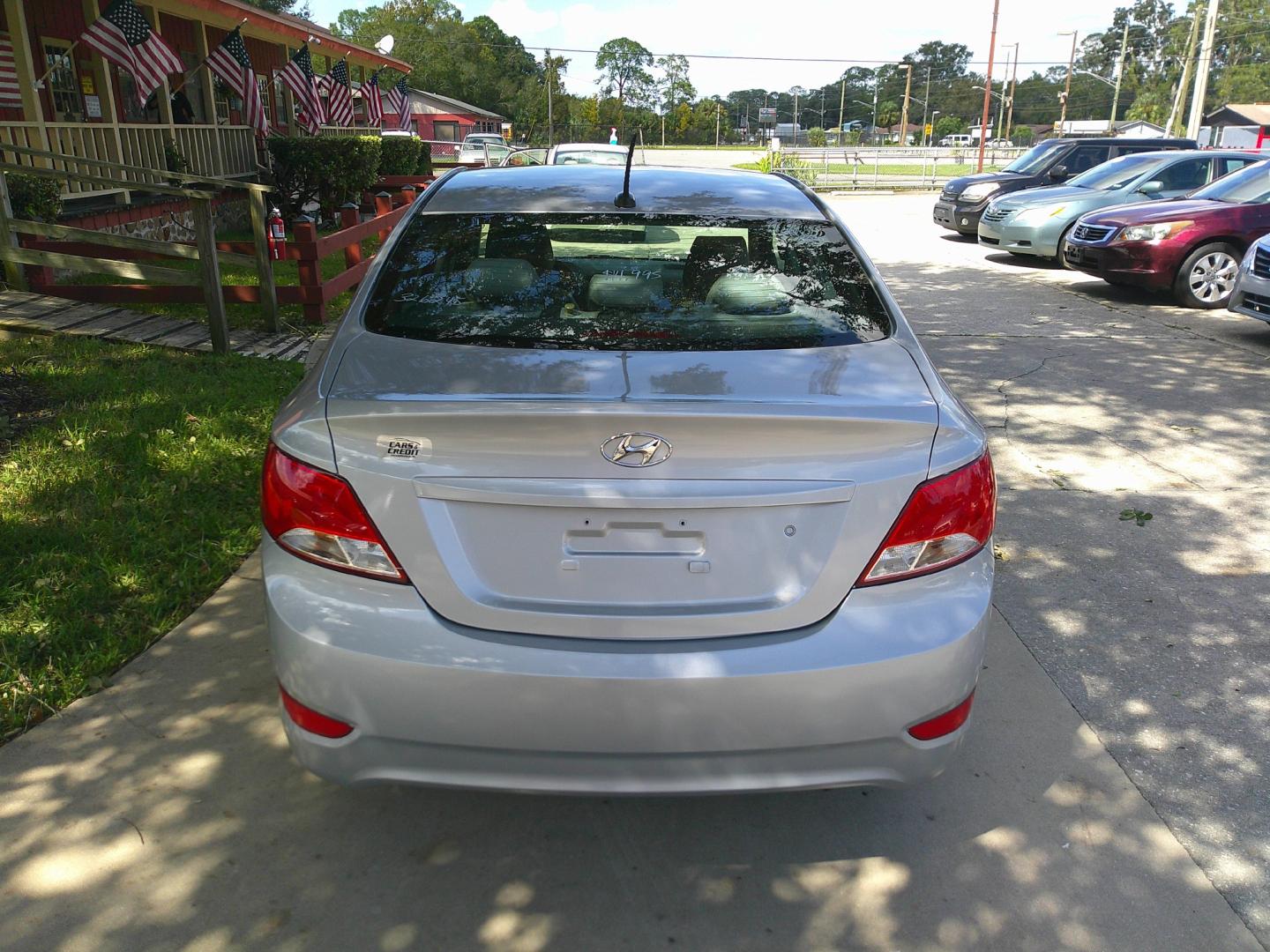 2017 SILVER HYUNDAI ACCENT SE (KMHCT4AE6HU) , located at 1200 Cassat Avenue, Jacksonville, FL, 32205, (904) 695-1885, 30.302404, -81.731033 - Photo#5